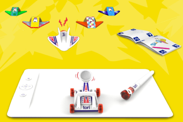 Le kit explorateur Tori vient avec différents jouets, une planche de jeu métallique et un cahier d'activités.